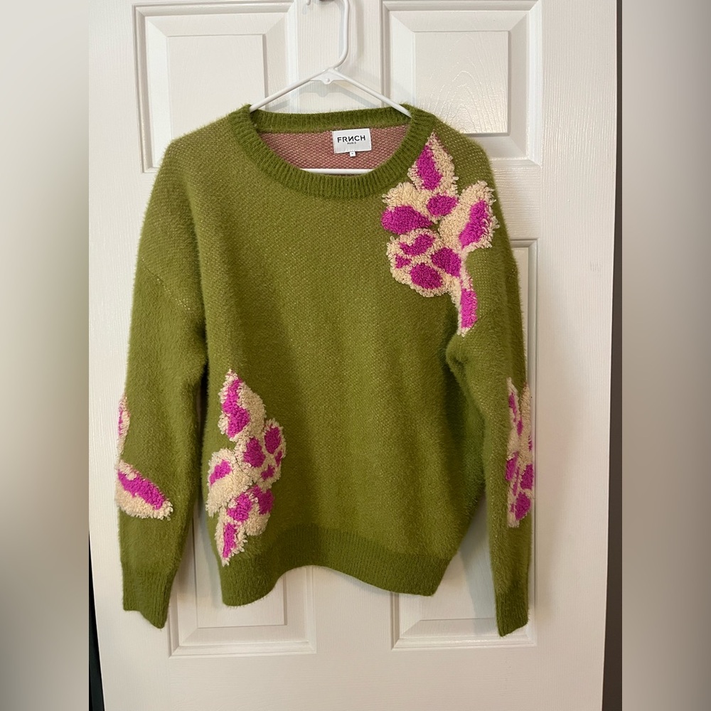 Frnch Paris green sweater with pink flowers. Size medium. Super soft.